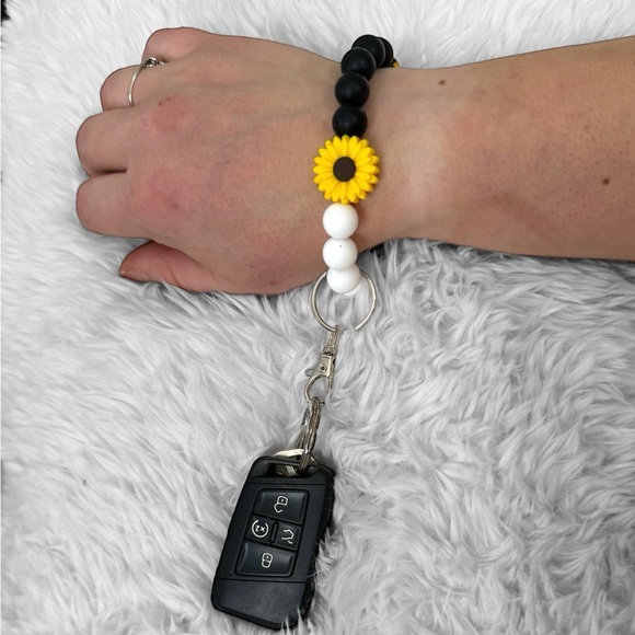 7” Sunflower Silicone Keychain wristlet - Picture 4 of 4
